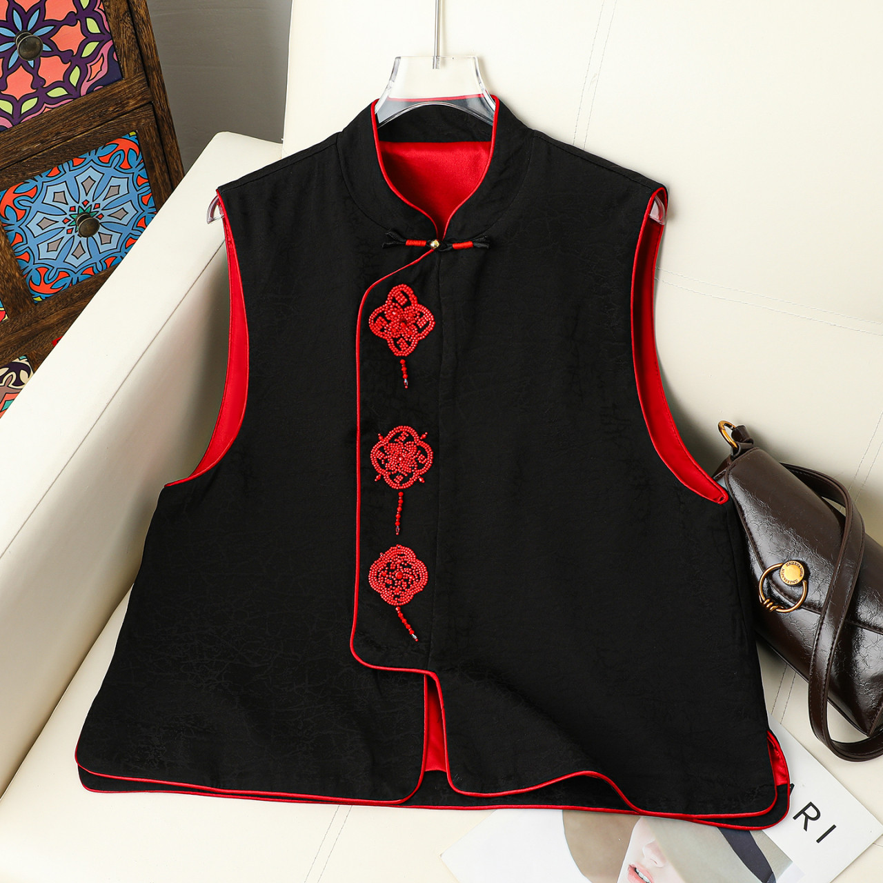 新中式国风立领盘扣缎面提花马甲女重工钉珠红色包边复古马夹春款,女装/女士精品,马夹,淘宝优惠券,粉丝福利购,淘宝优惠卷