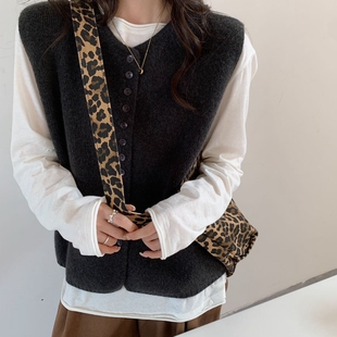 韩系针织坎肩柔软马甲小排扣极简日常叠穿宽松慵懒无袖毛衣女背心