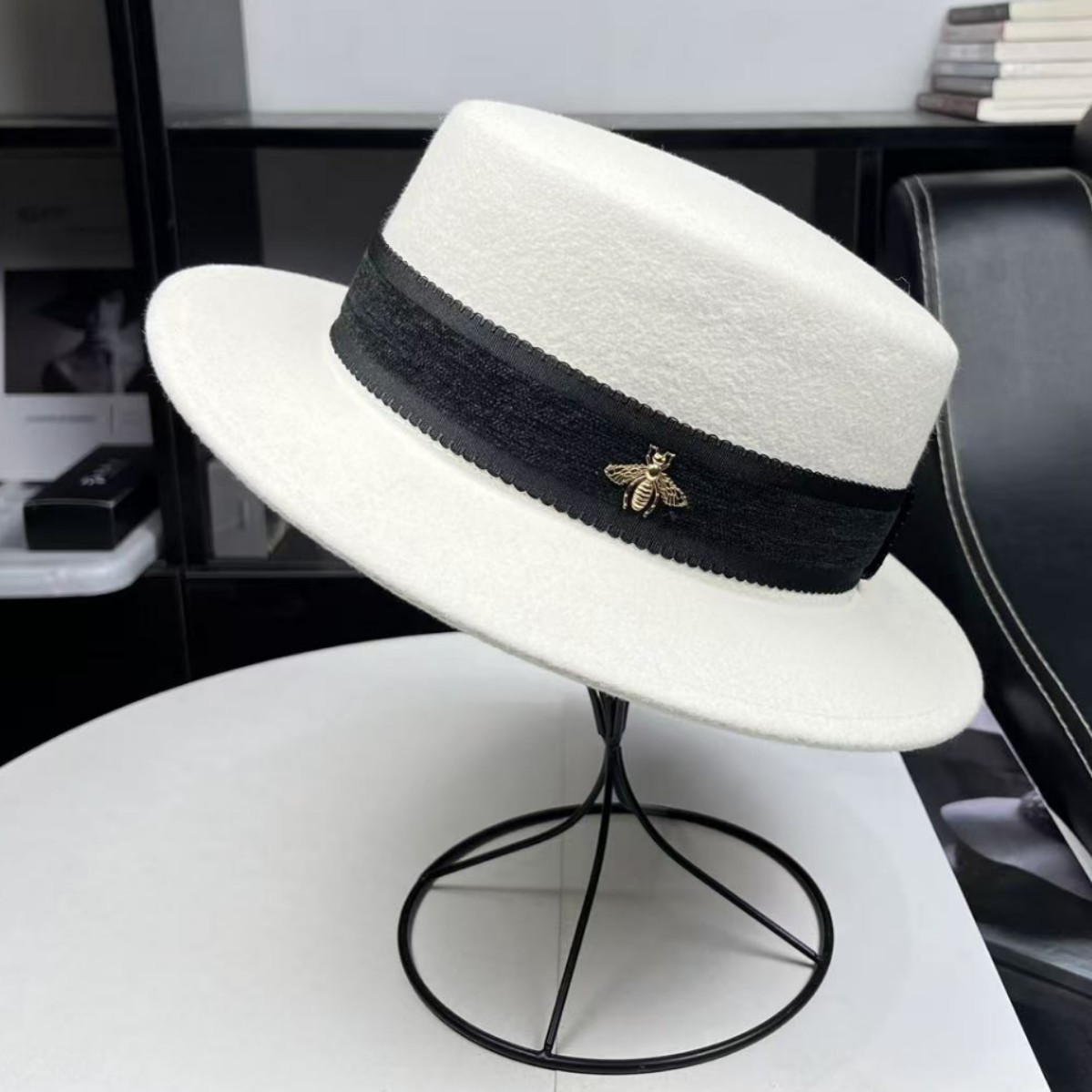 欧洲小蜜蜂羊毛男女士礼帽子时尚潮帽小沿平顶帽洋气百搭拍照上镜