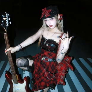 Wannathis亚文化黑红格纹抹胸连衣裙女蕾丝拼接不规则短裙辣妹裙