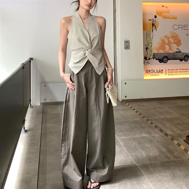 韩系套装新款2026时尚设计感挂脖背心无袖扭结露肩V领上衣女条纹