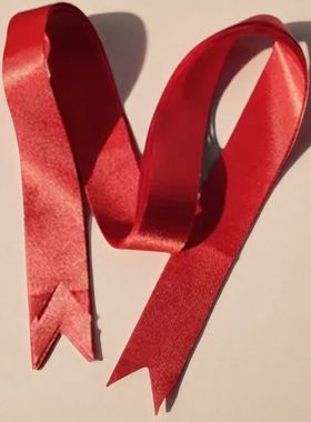 红色纳福平安带新年心愿红丝带旅游度假酒店春节布置彩带树木挂饰