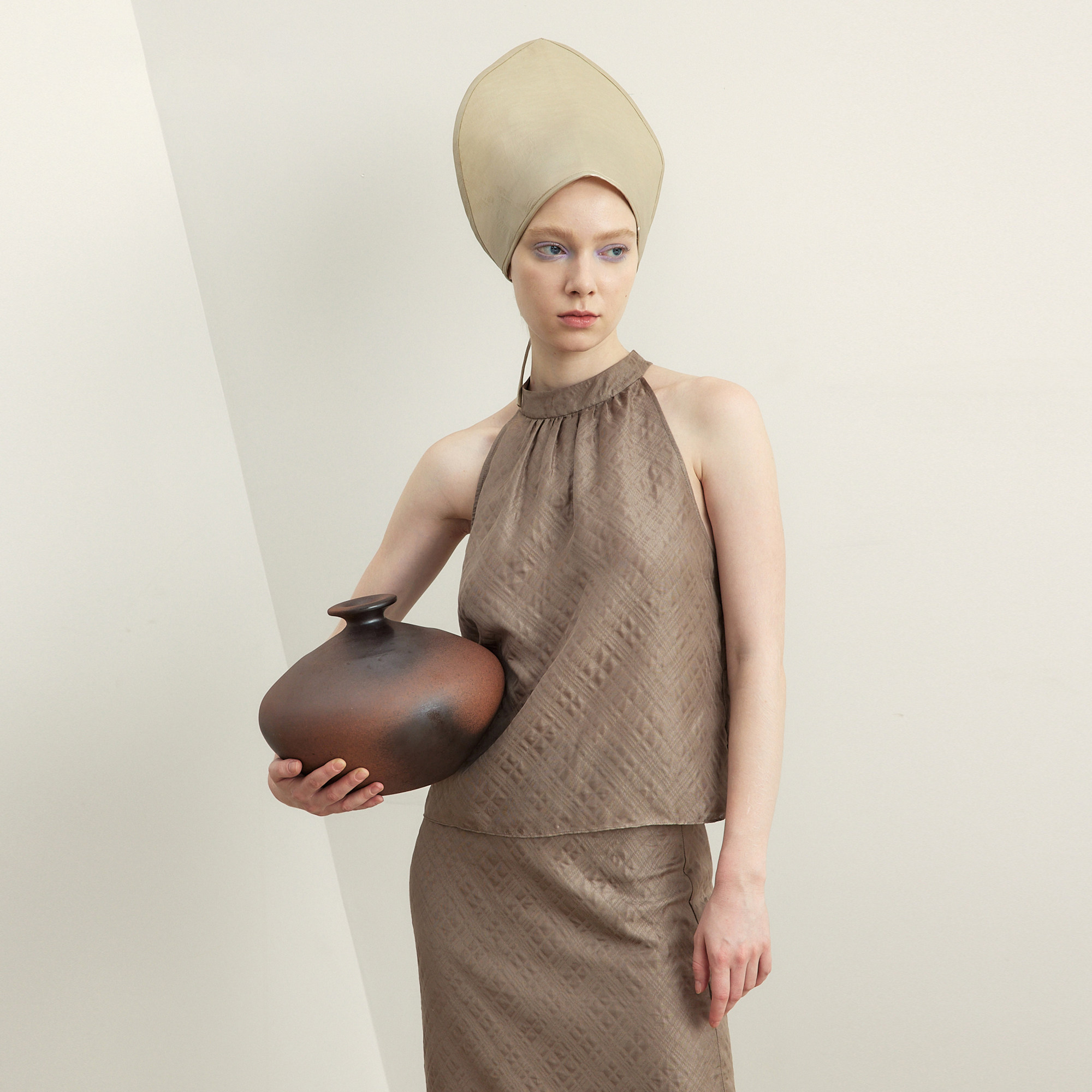 艺之卉挂脖丝光肌理感背心