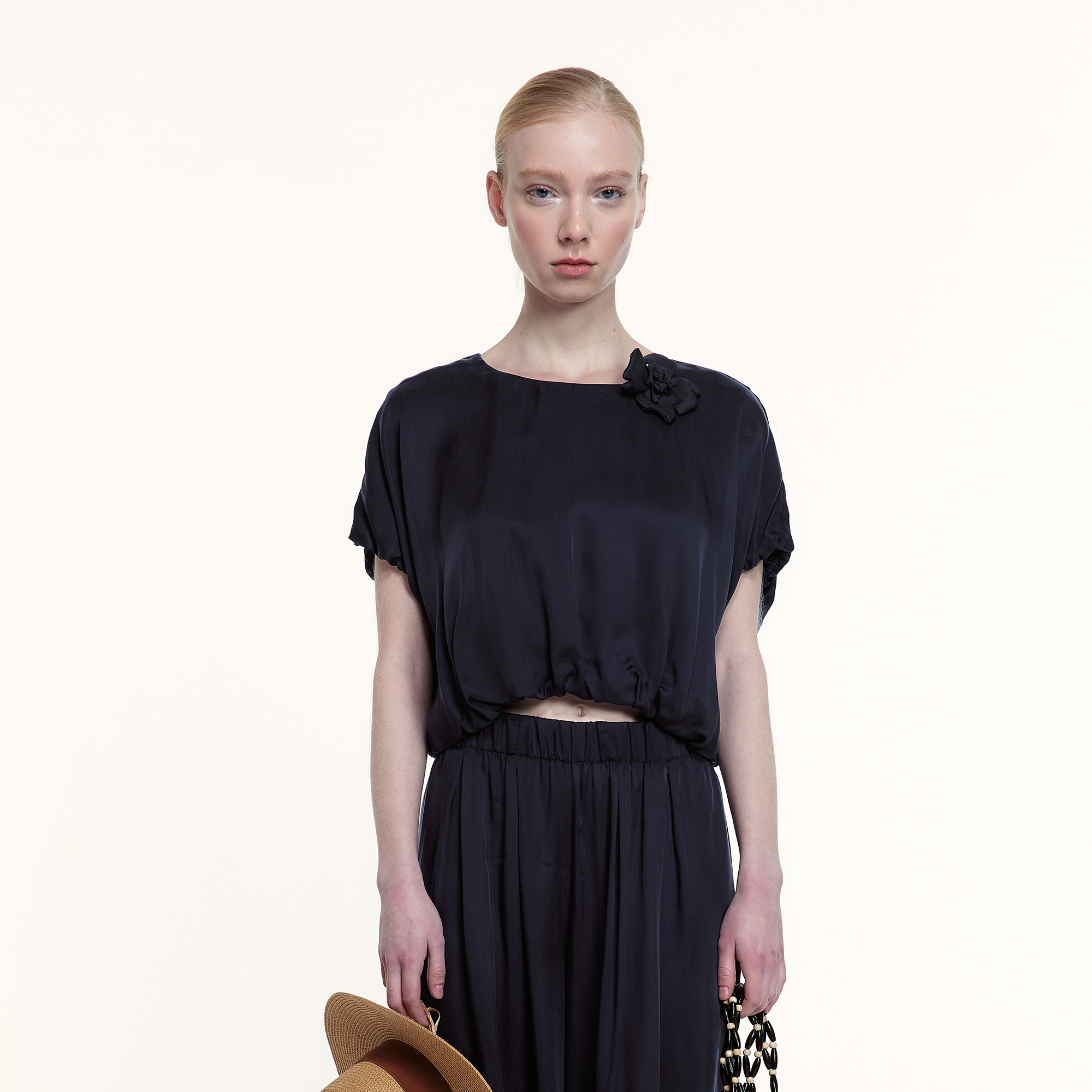 艺之卉显瘦缎面立体花T恤