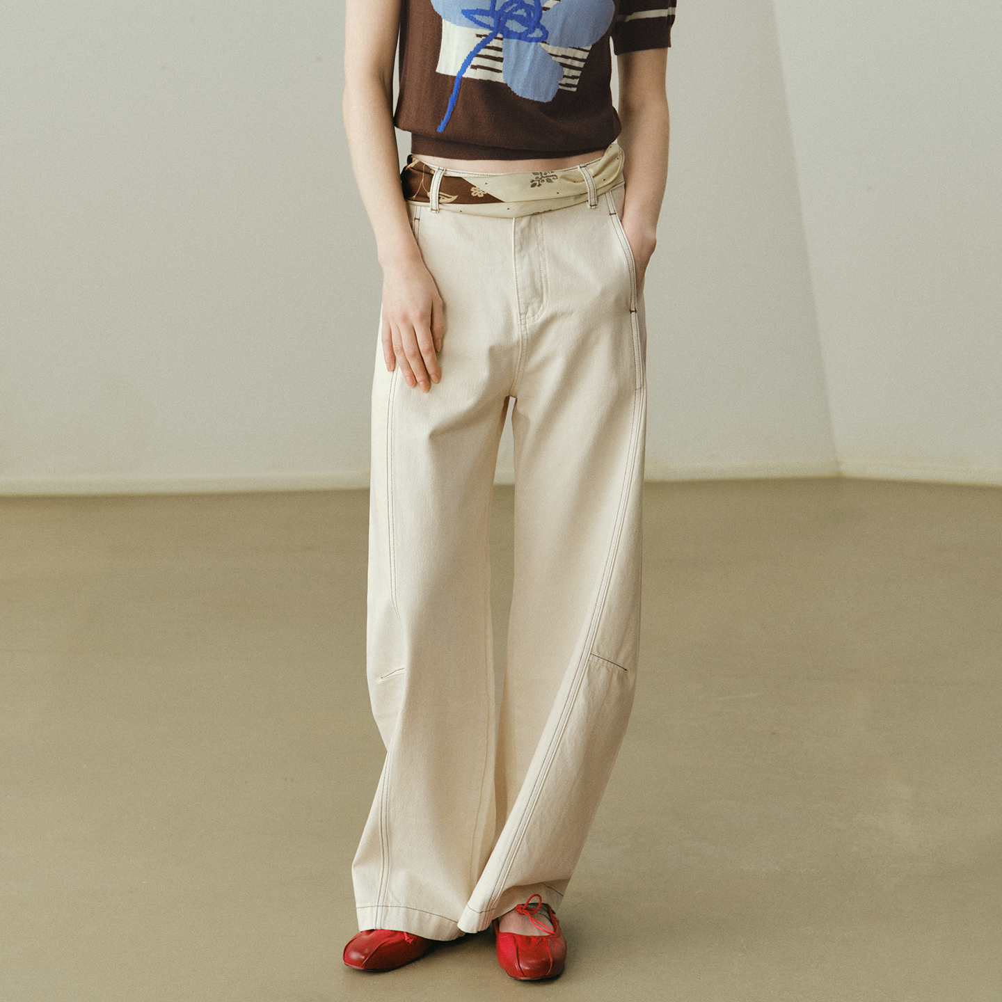 艺之卉雾白色弯刀牛仔裤刺绣装饰设计感长裤显瘦休闲裤2026春新款