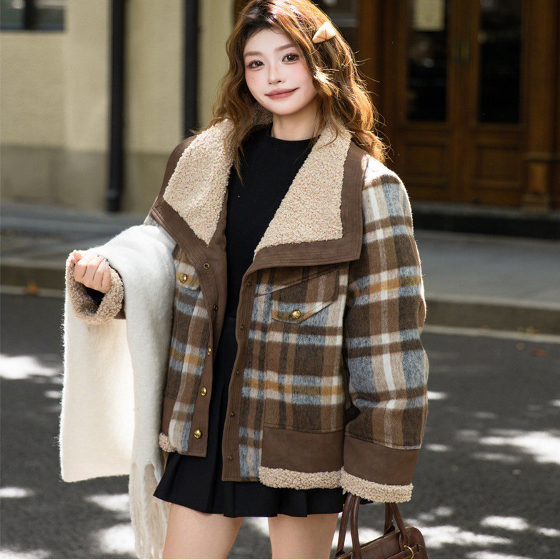 特大码90白鸭绒羽绒服女短款格纹2025冬胖mm加肥加大仿羊羔毛外套