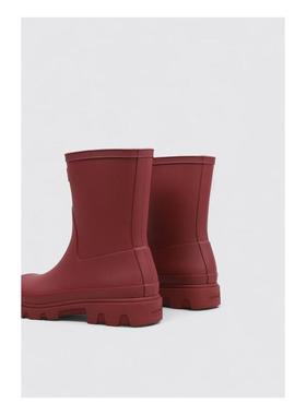 代购Hunter女士雨靴防水透气轻便舒适红色平跟短筒合成材料雨天