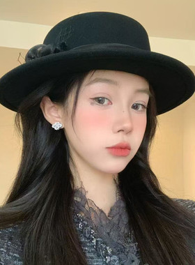 小众暗黑工匠！法式赫本风黑色羊毛礼帽女秋冬英伦复古花朵平顶帽