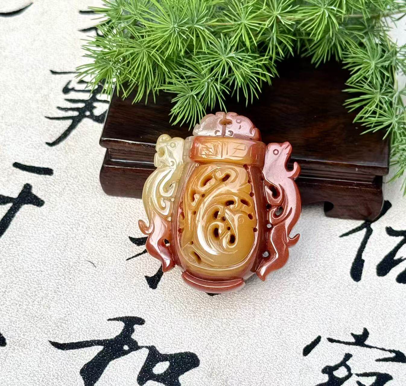 天然黄龙玉俏色红翡色镂空福袋香囊手把件手雕仿古瑞兽纹把玩玉器