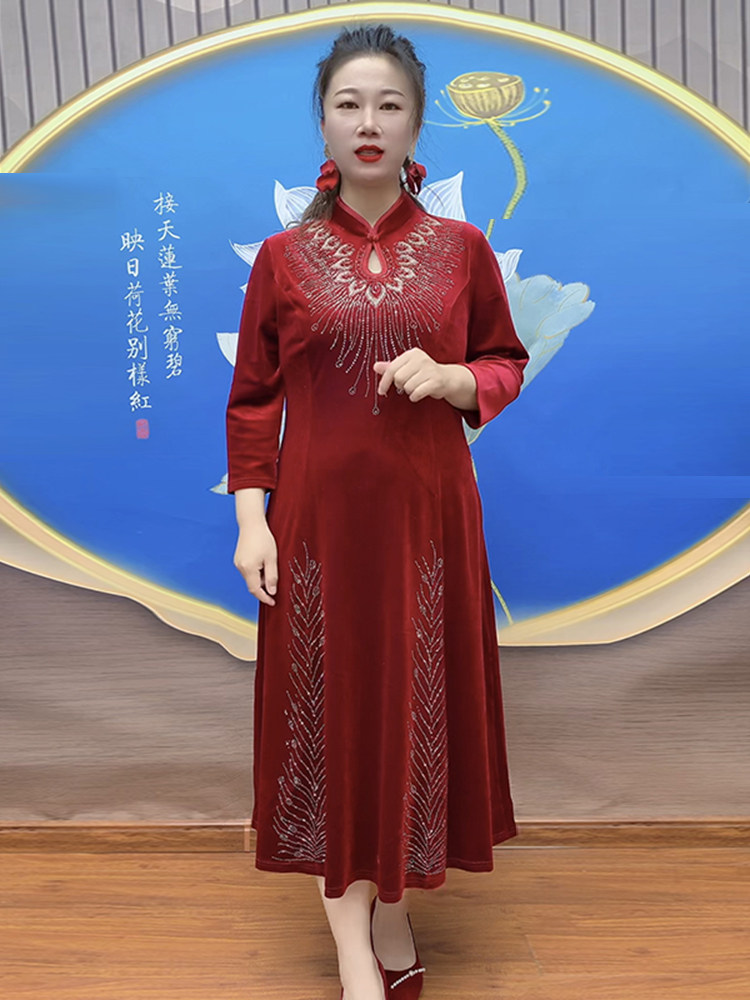 喜婆婆金丝绒连衣裙秋冬新款手工钉珠显瘦旗袍裙丈母娘婚礼宴会服