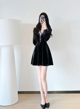 黑色丝绒连衣裙春季2025新款高级感气质名媛法式v领手工镶钻a字裙