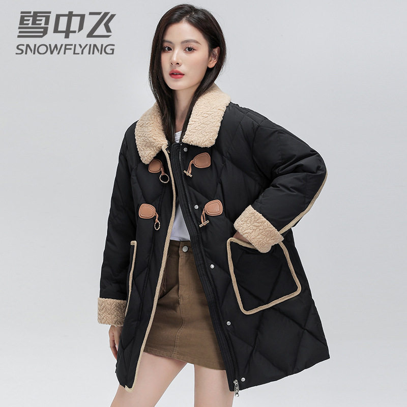 雪中飞妈妈新款秋冬外套宽松休闲牛角扣防风保暖翻领中长款羽绒服怎么看?