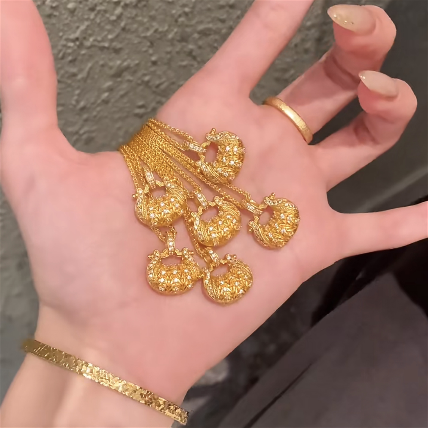 仿黄金点缀碎钻立体浮雕麦穗锁包吊坠项链女复古花丝小金锁锁骨链