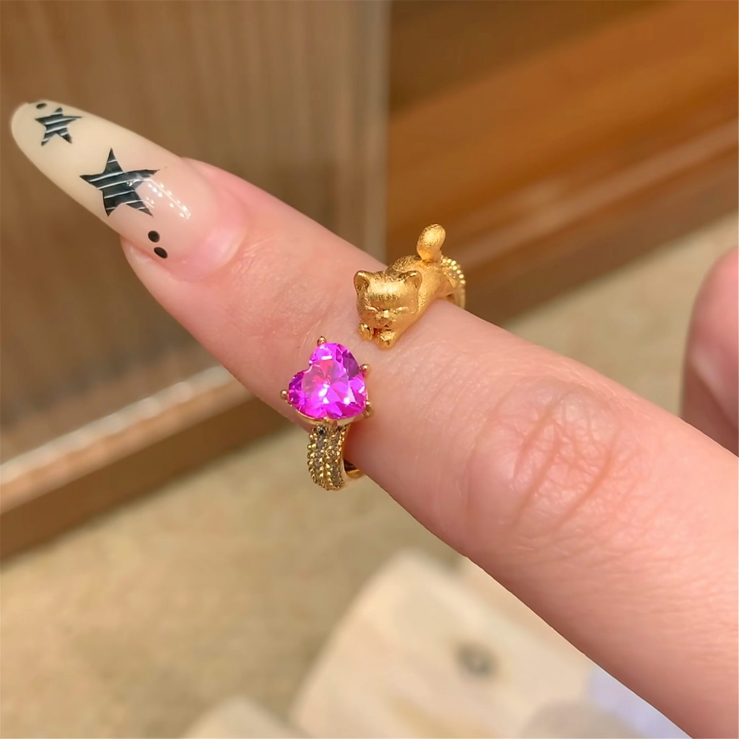 仿黄金色软萌趴趴小金猫咪戒指女开口指环玫红培育爱心镶钻食指戒