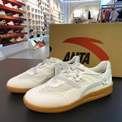 安踏小白花德训鞋女经典薄底透气3舒适平底板鞋运动鞋子122628036