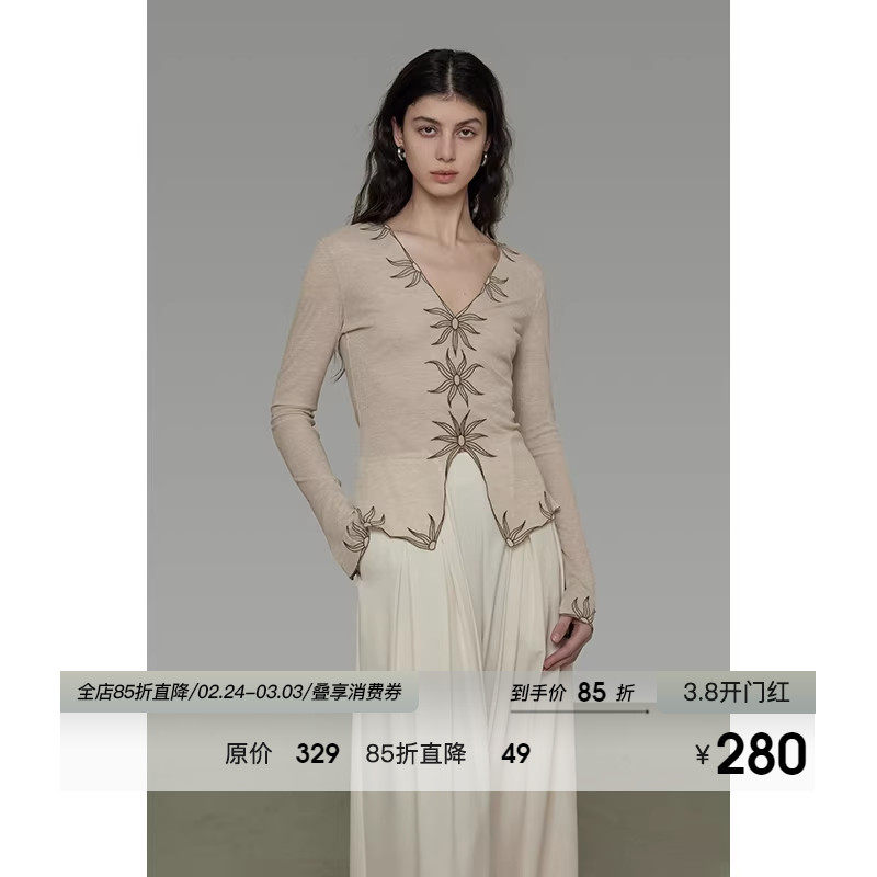 UNSPOKEN复古刺绣V领修身针织衫女款2026春季新款设计感显瘦上衣