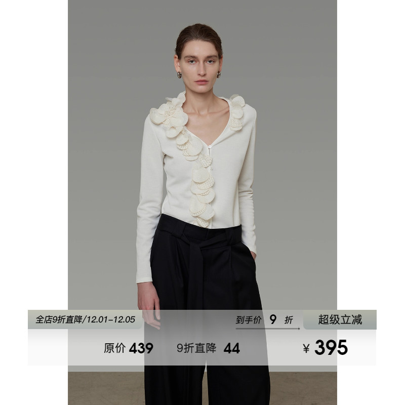 UNSPOKEN立体花装饰V领针织衫