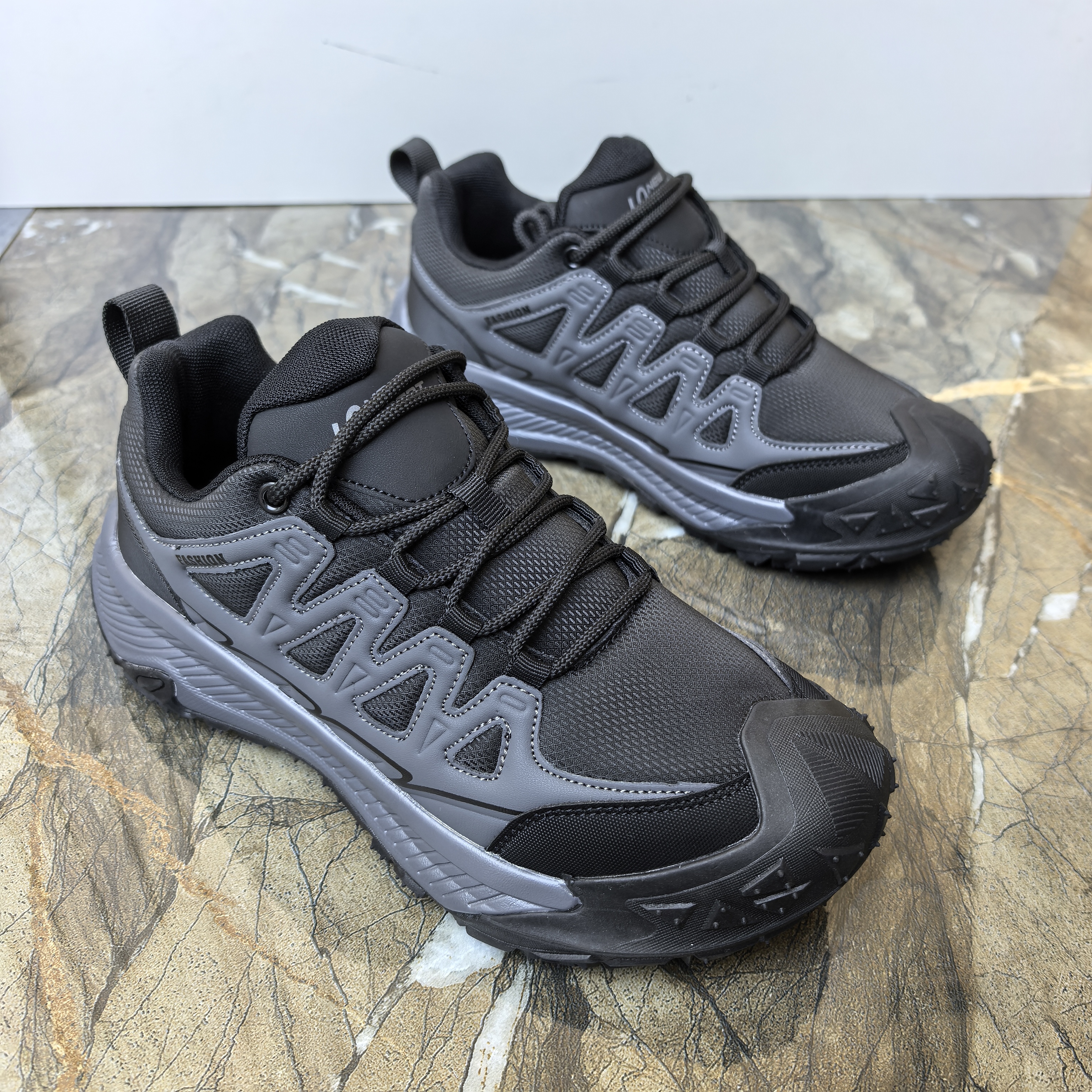 户外流行男鞋2025秋冬新款男士运动鞋休闲防滑登山鞋保暖百搭透气