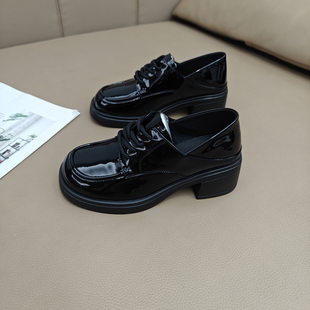 英伦风厚底小皮鞋女2025新款黑色漆皮系带时尚单鞋圆头粗跟乐福鞋