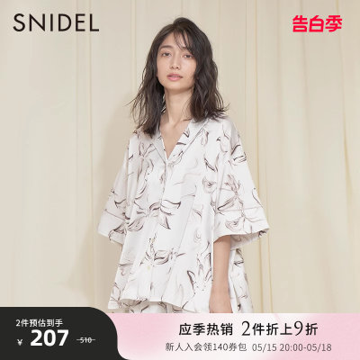 SNIDEL缎面印花蝙蝠袖开叉衬衫