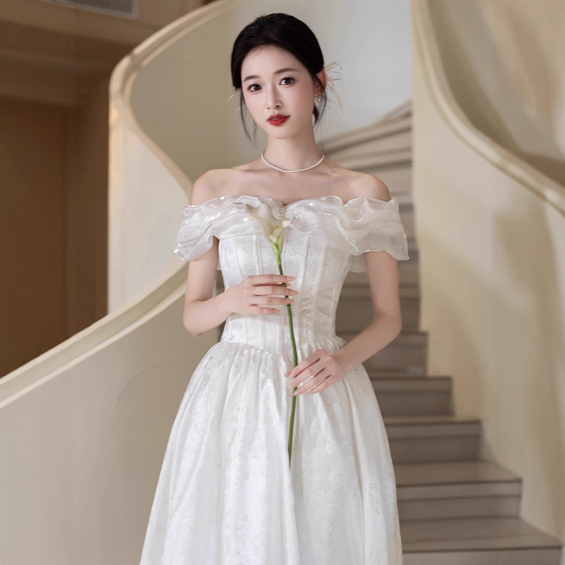 订婚晚礼服2026新款法式一字肩敬酒服新娘小众宴会晨袍礼服连衣裙图片