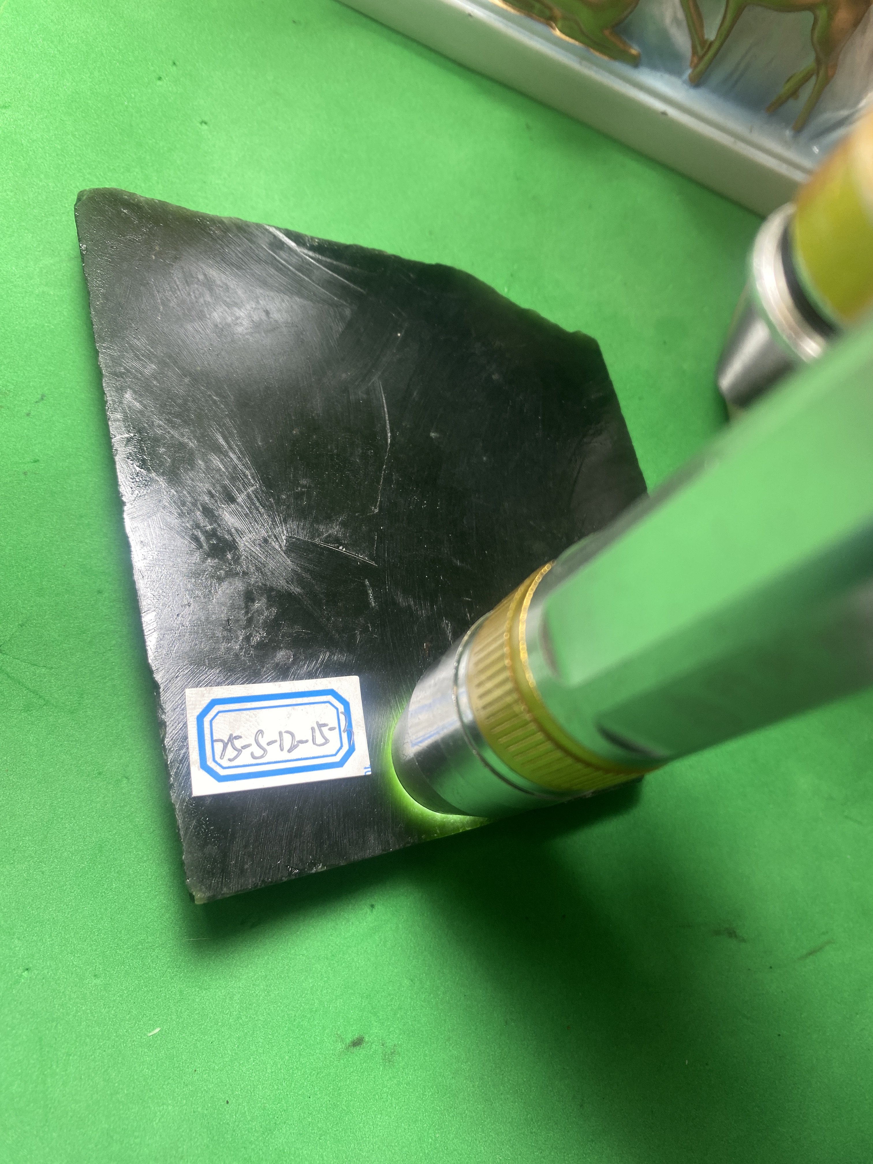 和田玉新疆老菠菜绿的颜色切片料可以出货练手油性好天然原石山料