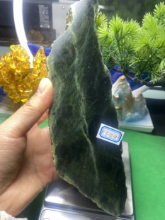 和田玉新疆玛纳斯碧玉老菠菜绿一刀切油润细腻带有老皮天然保真