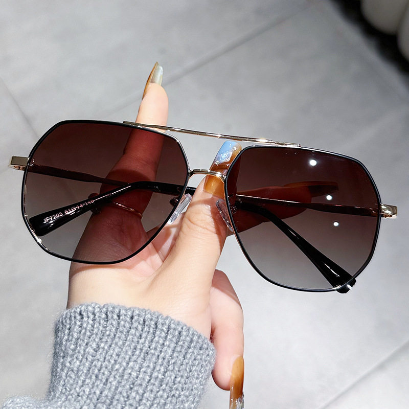 25122025墨镜男士开车黑色金属蛤蟆镜防紫外线新款男大脸偏光