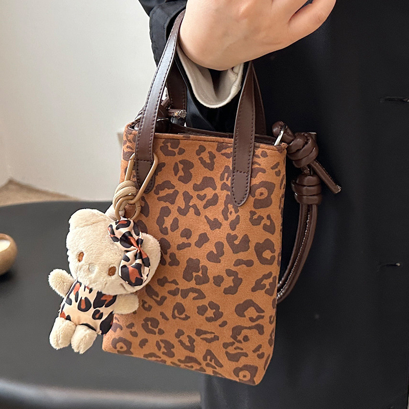 豹纹斜挎小包包女磨砂皮带挂件手机包洋气复古百搭潮流韩版琴谱包