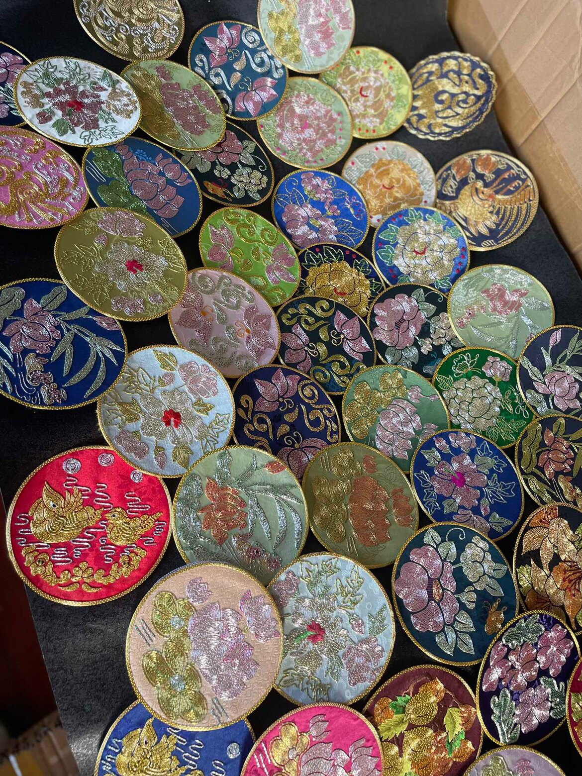 菲艺苏绣绣片 圆形贴片金口包布贴刺绣补衣服布贴手工绣花diy项链图片
