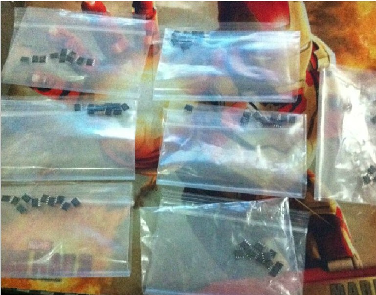 产品介绍:常用贴片液晶电源管理芯片，塑料盒子是加在上面的！