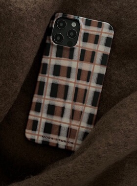 MOKASTUDIOS原创设计秋冬新款复古咖色系格纹适用于苹果iphone14promax手机壳13pro全包磨砂软壳黑边保护套12