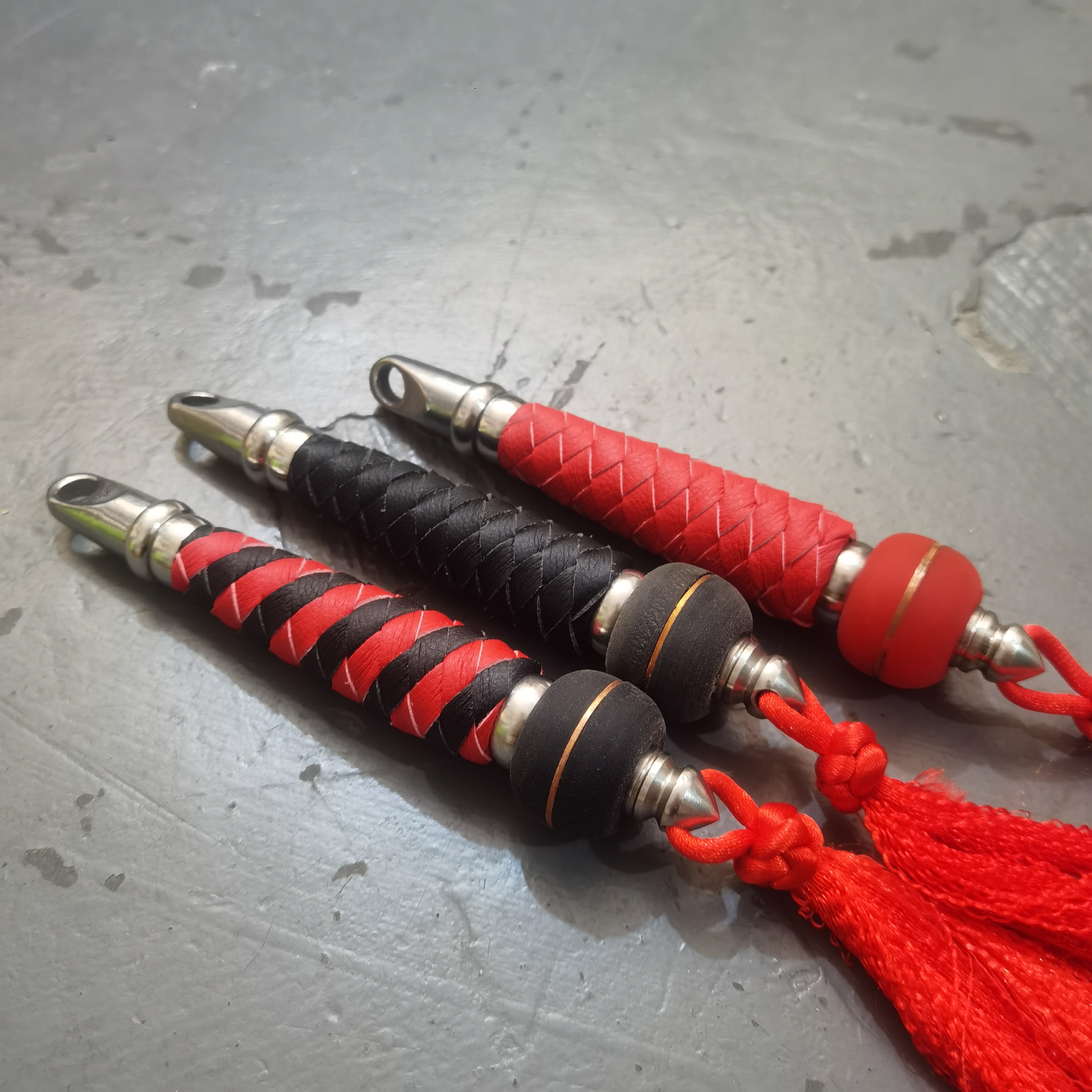 麒麟鞭把手手柄手工制作革编织牛津装饰球甩鞭响鞭把手红黑把手柄