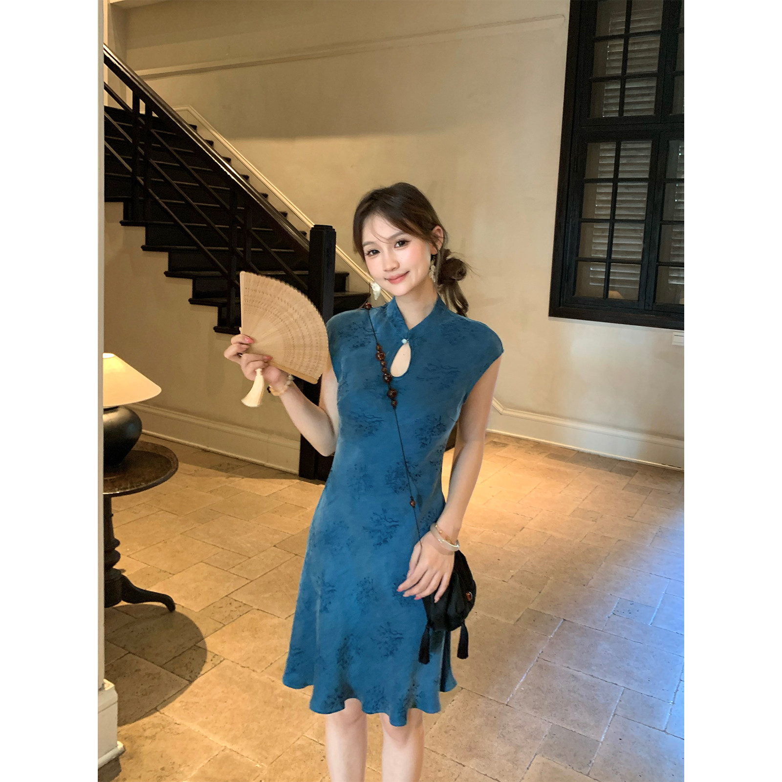 Thecoco 冷白皮蓝色人丝斜裁系带收腰短旗袍女夏显瘦暗纹提花裙子