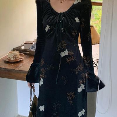 Thecoco 嫣然 喇叭袖丝绒连衣裙女装秋季修身显瘦v领复古内搭长裙