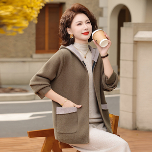 妈妈秋冬毛呢外套新款洋气上衣服短款中老年女士连帽加厚呢子大衣