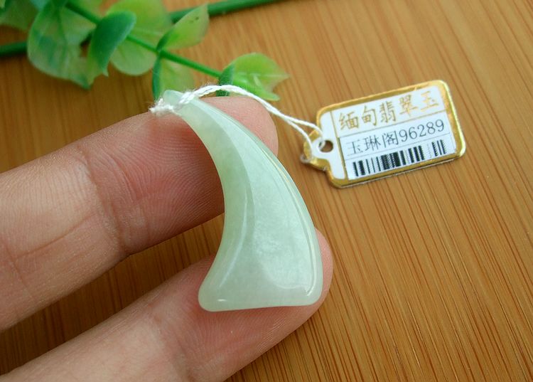 天然a货吊坠缅甸玉象牙狼