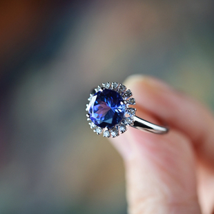 一斤钻戒 天然坦桑石戒指 色泽鲜艳 18K金钻石点缀 港码圈口13