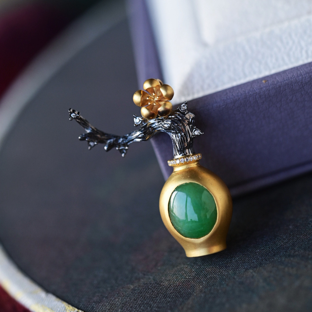 一斤钻戒 一物一图 天然缅甸A货翡翠吊坠 18K重金设计花瓶造型