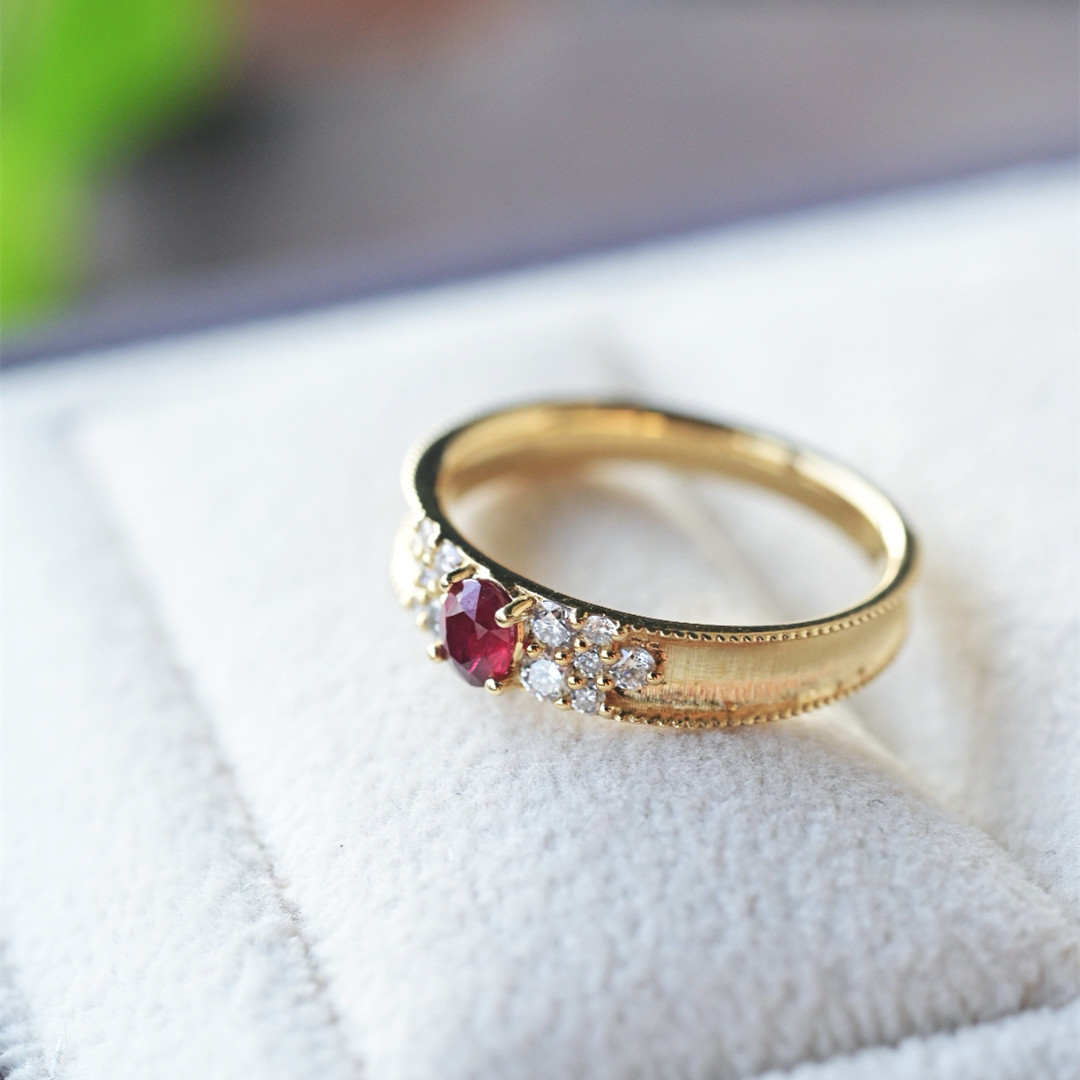 一斤钻戒 天然红宝石戒指 颜色浓郁均匀 18K金钻石镶嵌 精致轻奢