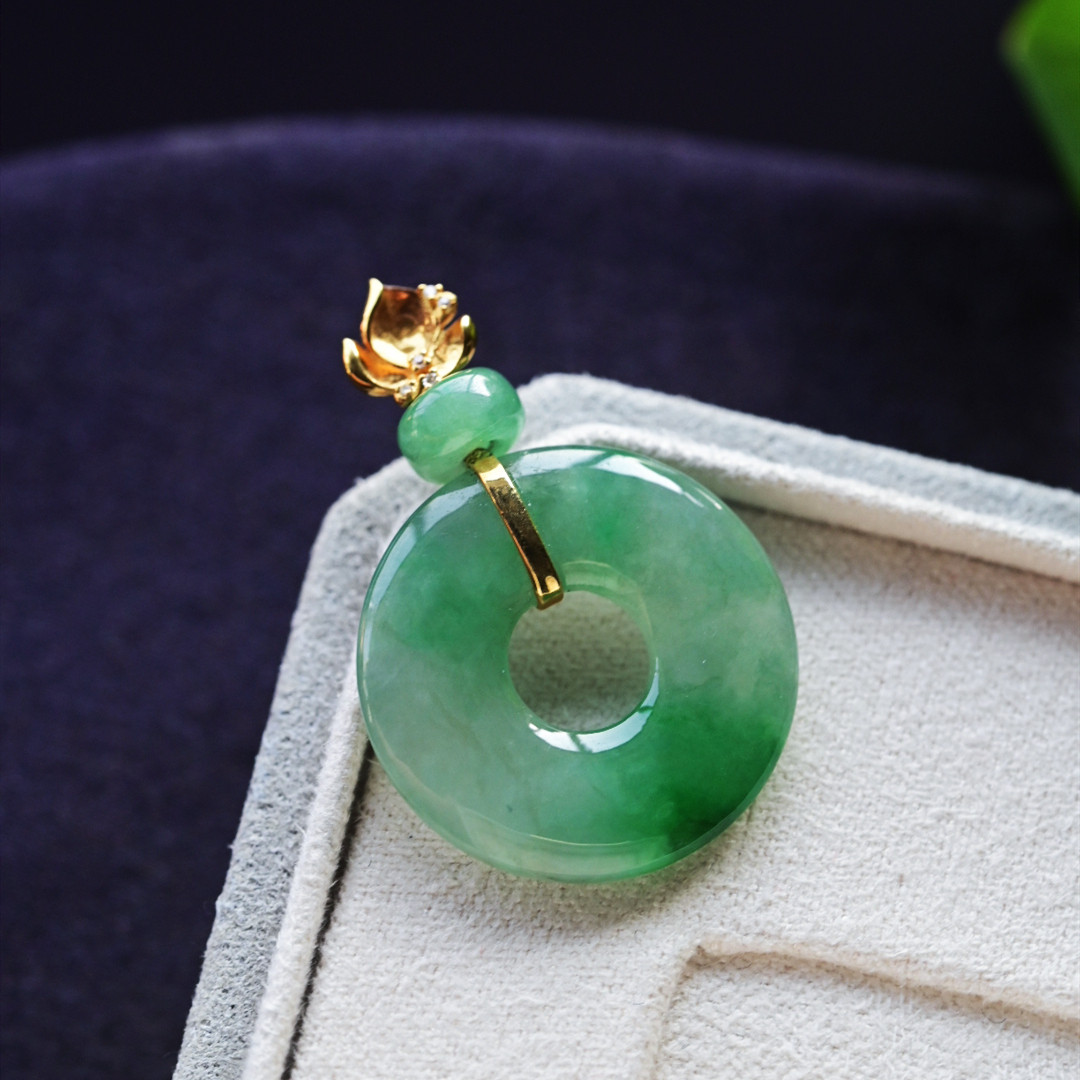 一斤钻戒 天然缅甸A货翡翠吊坠  冰绿平安扣吊坠 精致小坠 18k金