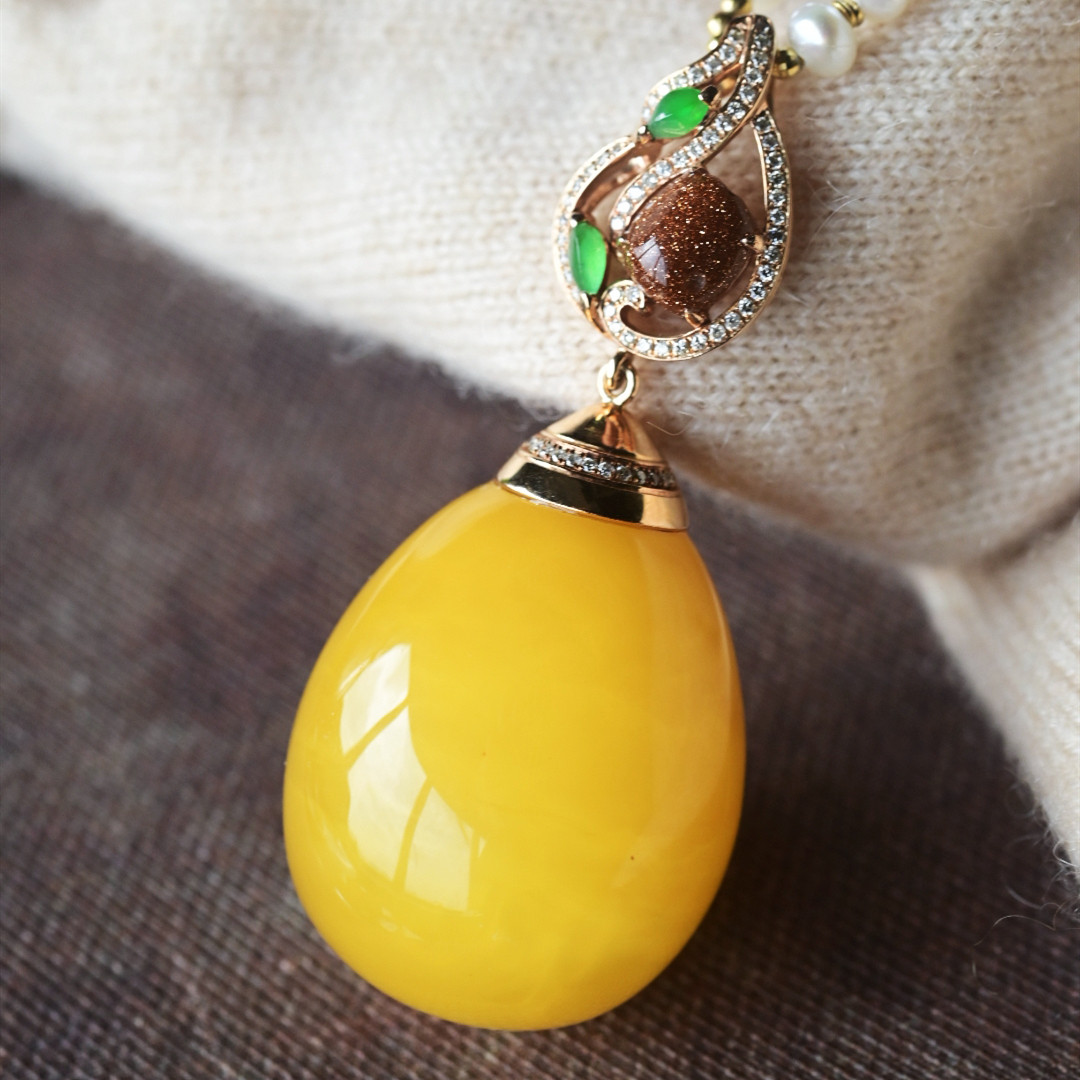 一斤钻戒 天然蜜蜡吊坠 饱满厚实的大蛋面 搭配南红珍珠18K金珠链