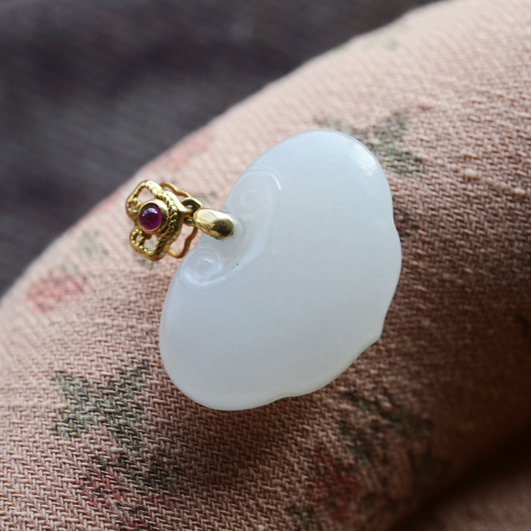 一斤钻戒 天然和田白玉吊坠 双面饱鼓鼓的如意坠 18K金镶嵌扣头