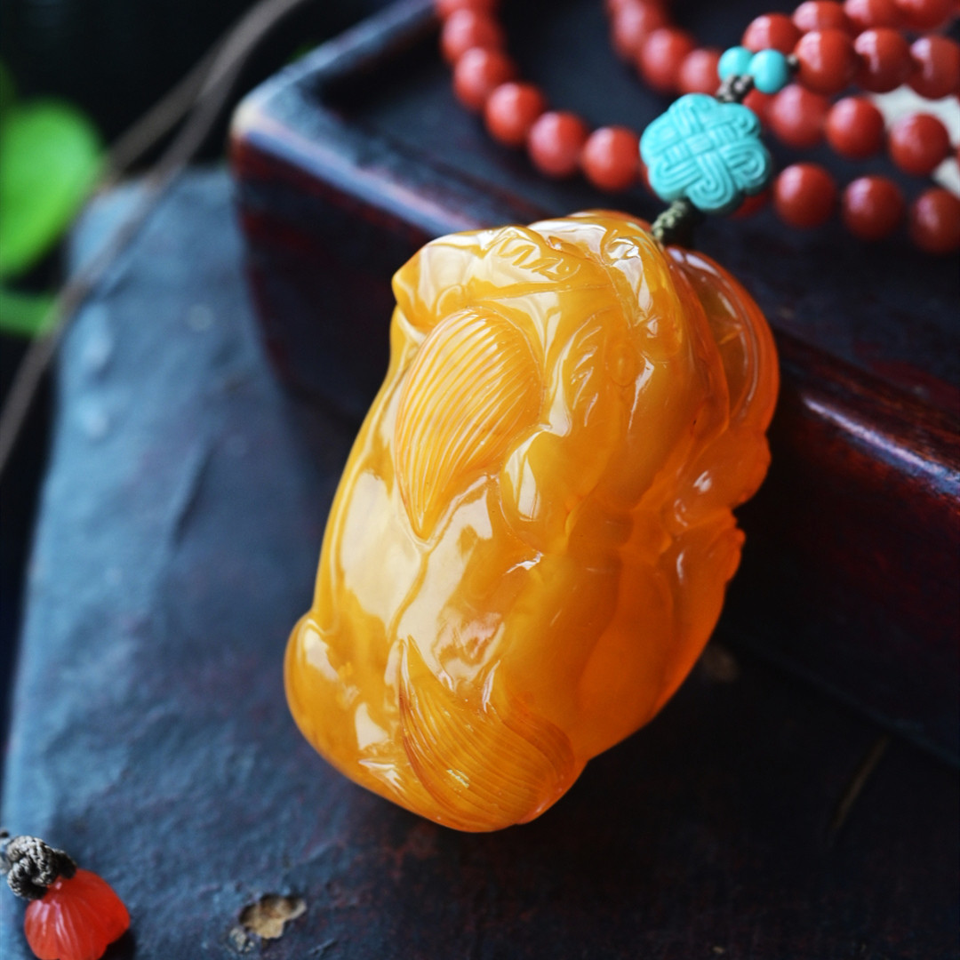 一斤钻戒 天然原矿蜜蜡吊坠搭配天然南红珠链 蜡质醇厚 18K金配饰