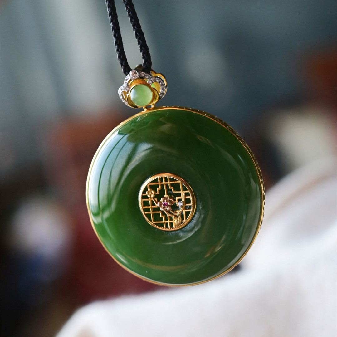 一斤钻戒 天然和田碧玉吊坠 冰底老坑料 18K金双面设计平安扣款