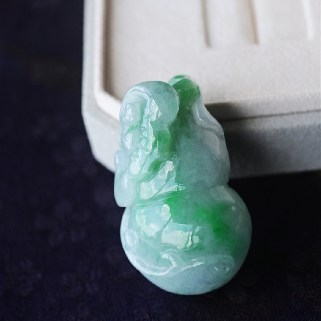 一斤钻戒 天然缅甸A货翡翠吊坠 冰底飘绿 纯手工立体雕刻葫芦造型