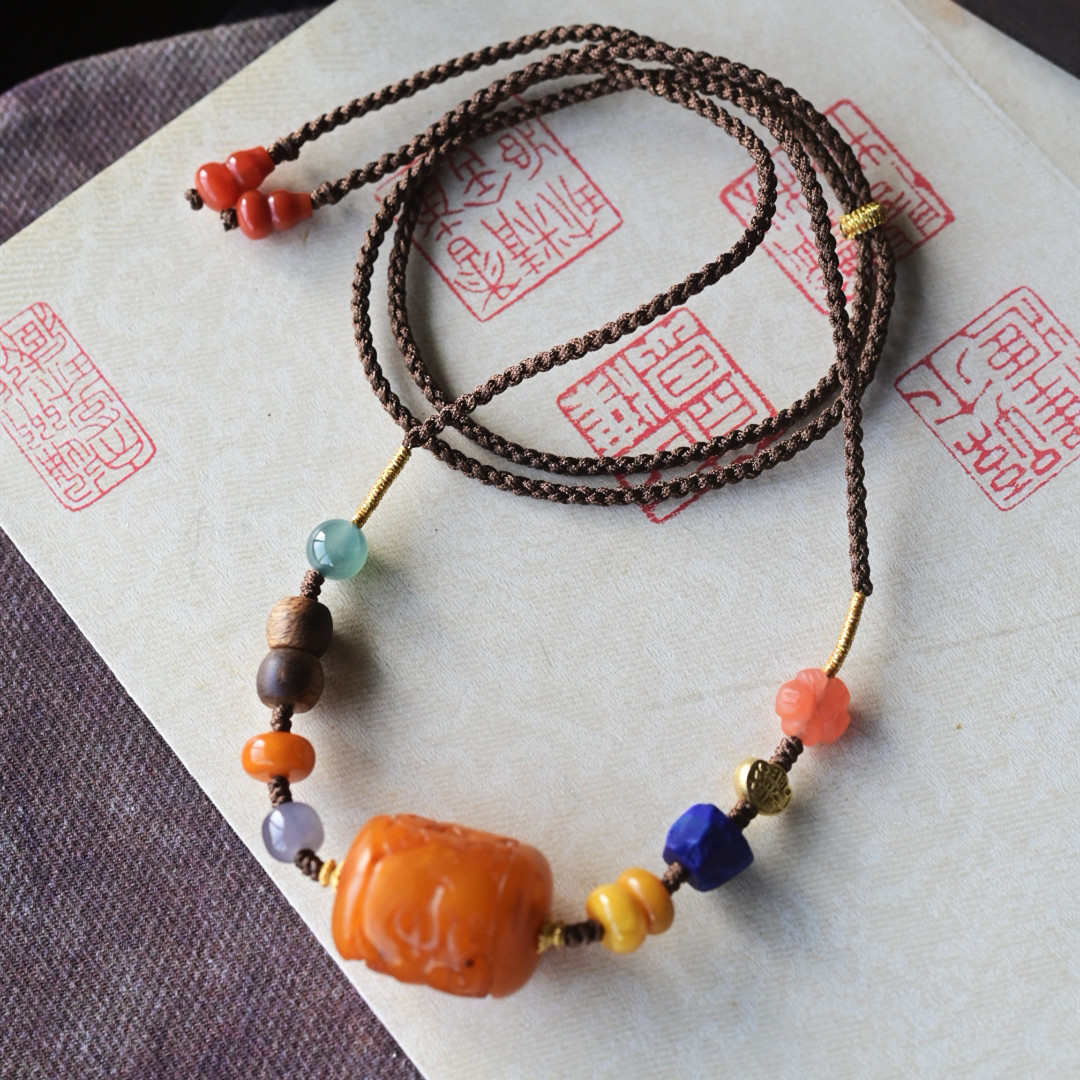 一斤钻戒 天然蜜蜡吊坠项链 饱满厚实的雕花桶珠 18K金南红青金石