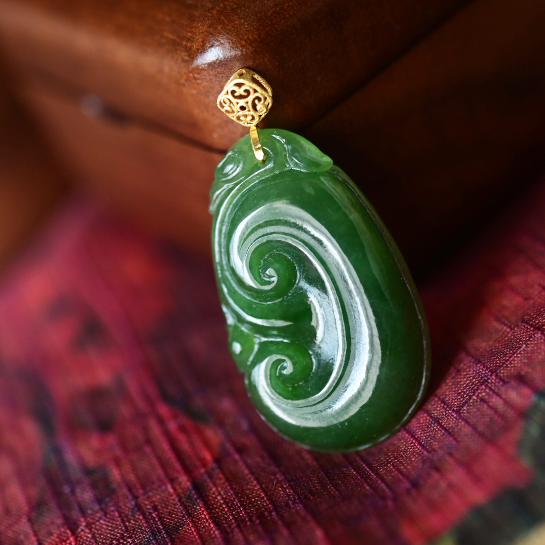 一斤钻戒 天然和田碧玉吊坠精美的复古如意玉质细腻18K金镶嵌扣头