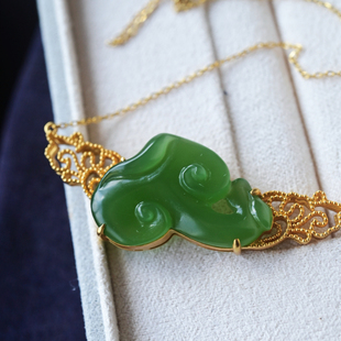 一斤钻戒 天然和田碧玉吊坠项链 玉质细腻油糯 18K金一体链条镶嵌