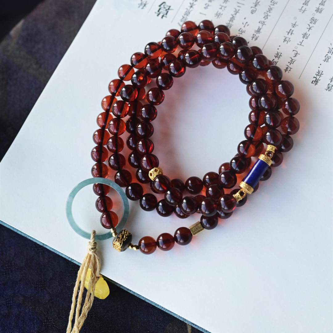 一斤钻戒 天然108颗血珀手链项链 珠子干净透亮 18K金蓝水跑环